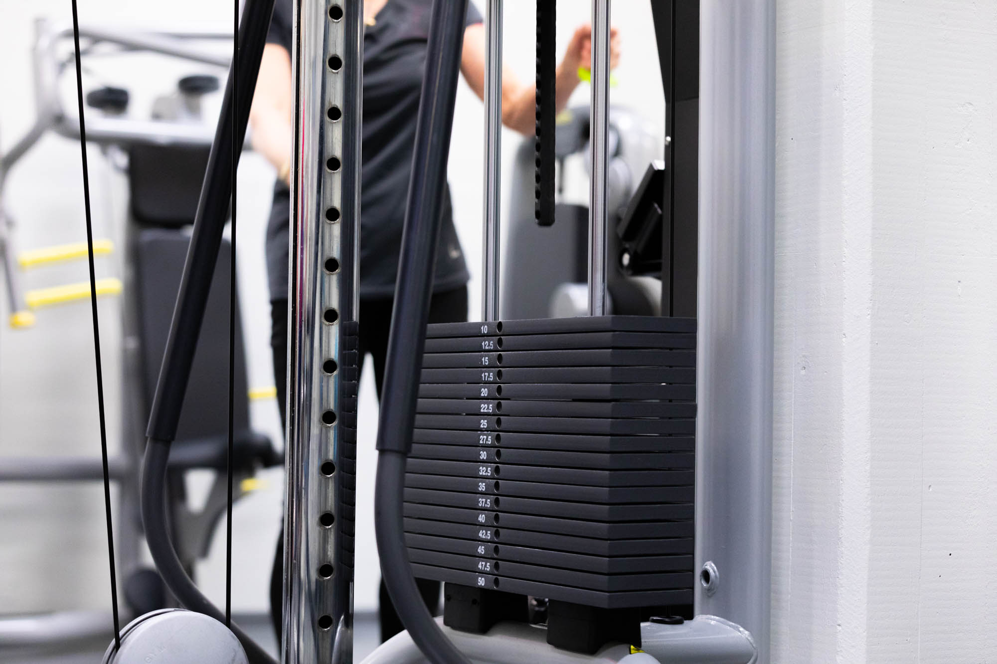 Kuntosalilaitteen painopakka.